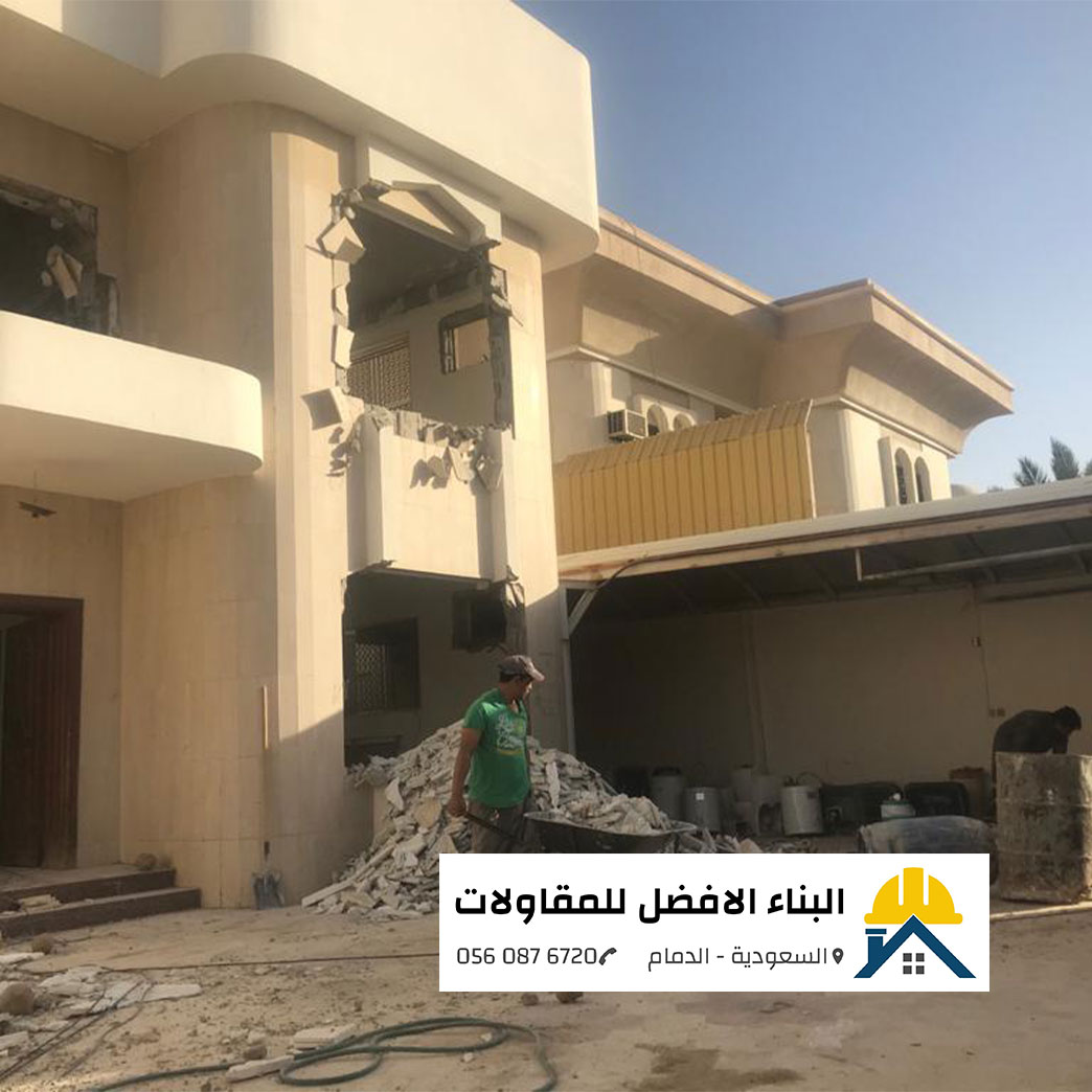 ترميم واجهة مبنى تراثي في الدمام مع سقالات عمل