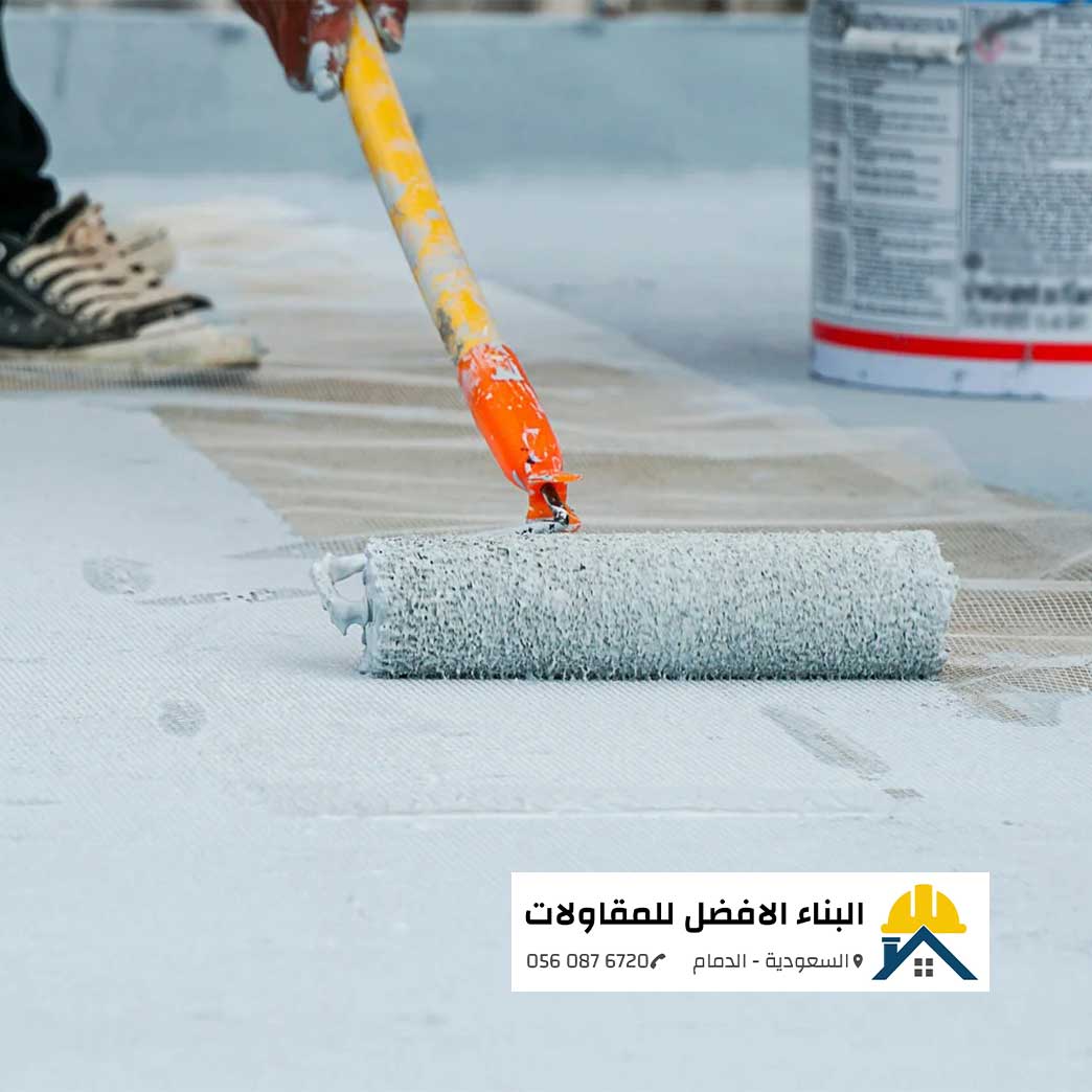 الرئيسية - البناء الافضل للمقاولات عامل يقوم بطلاء وفرد مادة العزل المائي والحراري الأكريليكية باستخدام الرولة فوق شبك تقوية على سطح خرساني، من تنفيذ مؤسسة البناء الأفضل للمقاولات بالدمام مع الشعار ورقم الاتصال 0560876720.
