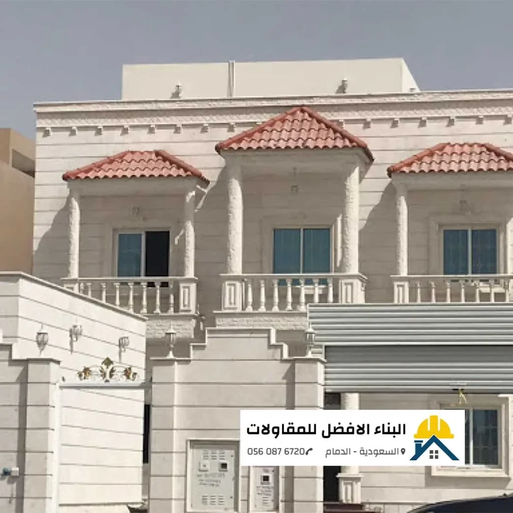 واجهة فيلا فاخرة بتصميم كلاسيكي وبلكونات ذات أعمدة وأسقف قرميد أحمر بعد أعمال الترميم في الدمام، تنفيذ مؤسسة البناء الأفضل للمقاولات.