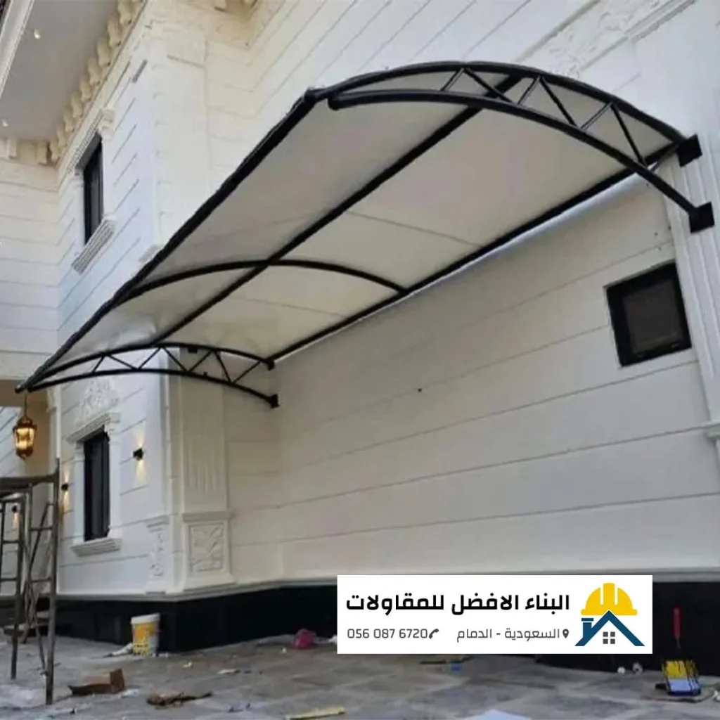 مظلة مدخل فيلا مقوسة بتصميم عصري وهيئة معدنية سوداء فوق نافذة جدارية في الدمام، تنفيذ مؤسسة البناء الأفضل للمقاولات.