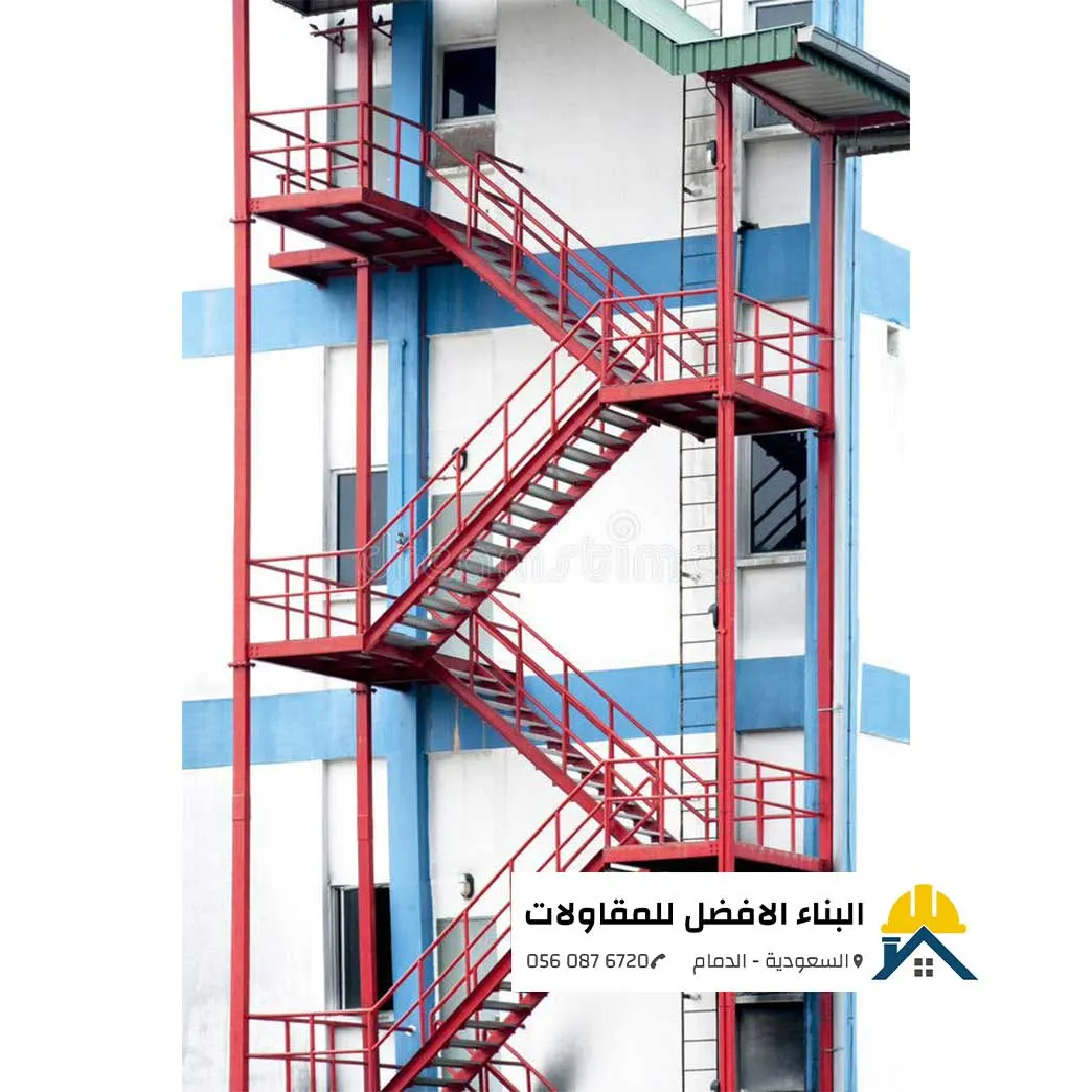 الرئيسية - البناء الافضل للمقاولات درج حديد خارجي أحمر لأطوارئ ومخارج المباني مثبت على واجهة مبنى تجاري بالدمام، تنفيذ مؤسسة البناء الأفضل للمقاولات.