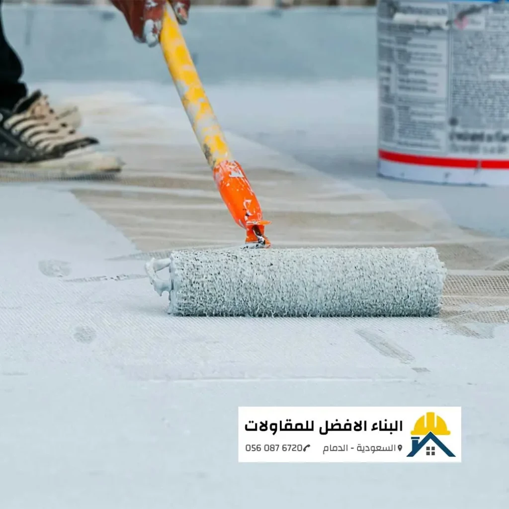 عملية تطبيق عزل مائي وسائل باستخدام رول الدهان وشبكة التدعيم على سطح مبنى في الدمام، تنفيذ مؤسسة البناء الأفضل للمقاولات.