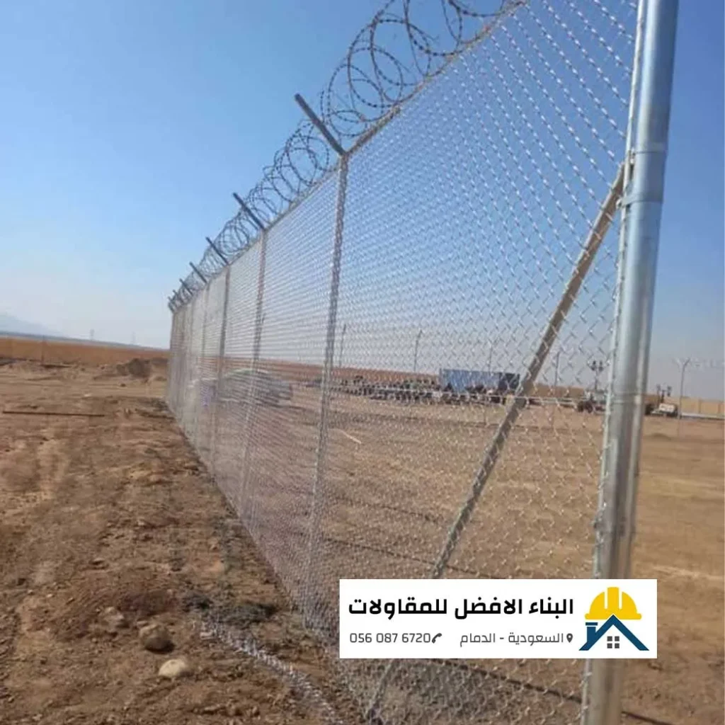 تركيب سور شبوك سلكي أمني مجلفن في أرض صحراوية بالدمام من تنفيذ مؤسسة البناء الأفضل للمقاولات.