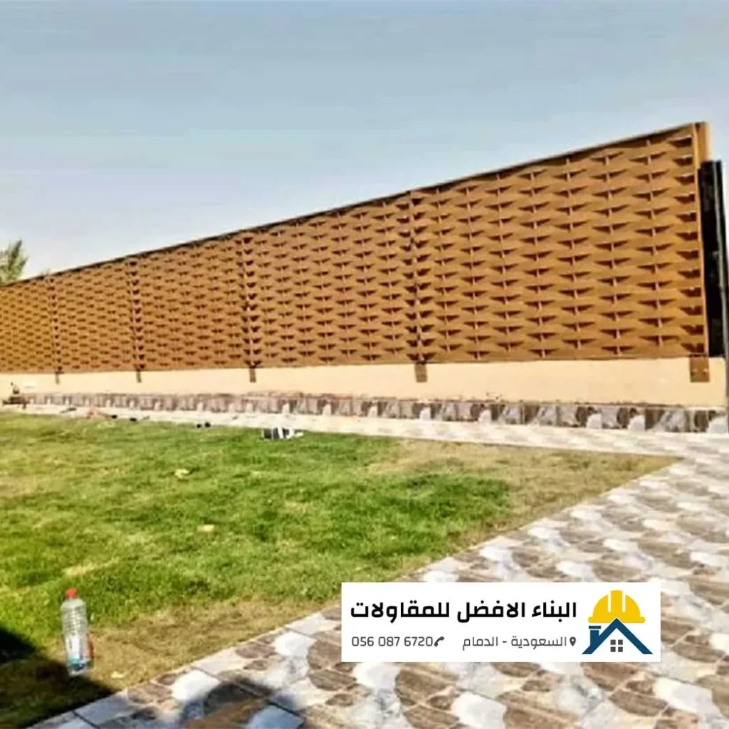 سواتر خشبية مجدولة مرتفعة على أسوار حديقة واسعة في الدمام، تنفيذ مؤسسة البناء الأفضل للمقاولات.