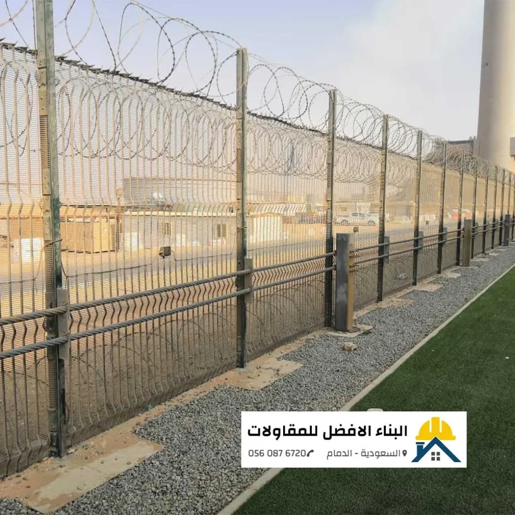 تركيب سور شبوك أمني مدعم بأسلاك شائكة حلزونية في الدمام.
