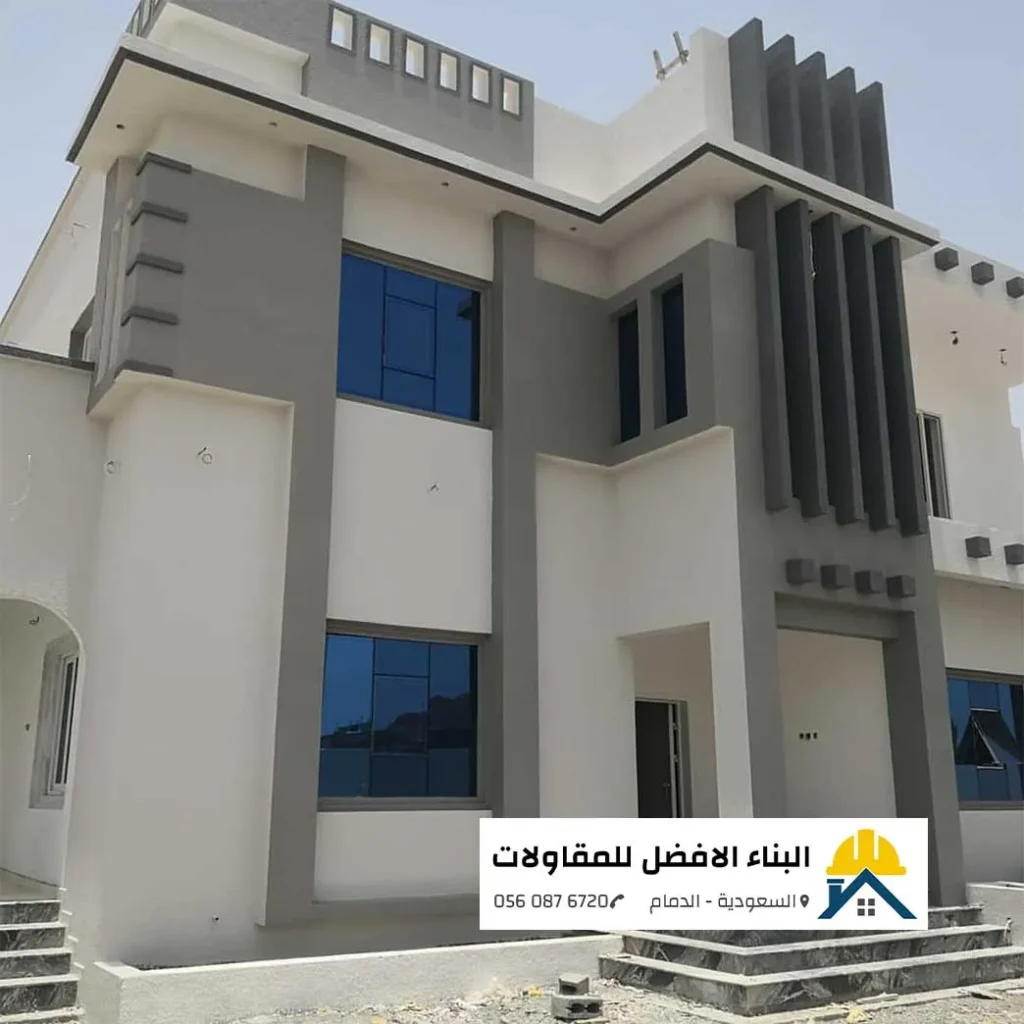 واجهة مبنى سكني حديثة بعد الانتهاء من أعمال الترميم والتشطيب الخارجي باللونين الأبيض والرمادي في الدمام، تنفيذ مؤسسة البناء الأفضل للمقاولات.