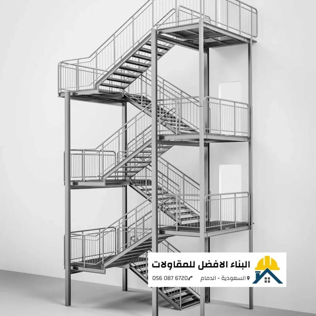 درج حديد خارجي معدني باللون الرمادي الفضي مخصص لطوارئ المباني متعددة الطوابق بالدمام، تنفيذ مؤسسة البناء الأفضل للمقاولات.