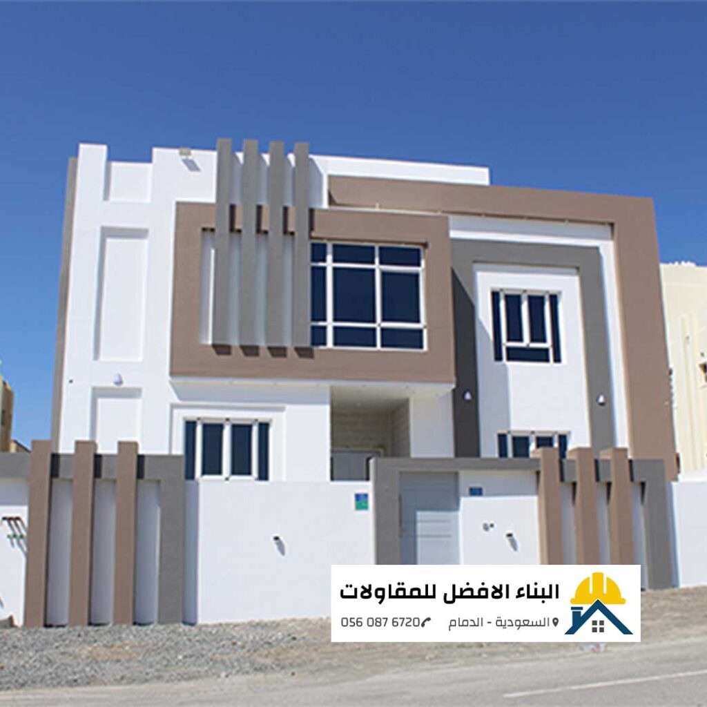 واجهة فيلا مودرن مدهونة بأصباغ خارجية ناعمة باللونين الأبيض والرمادي الداكن مع أجزاء بارزة، وسور خارجي متناسق ونوافذ ألمنيوم سوداء، من تنفيذ مؤسسة البناء الأفضل للمقاولات بالدمام مع الشعار ورقم الاتصال 0560876720.