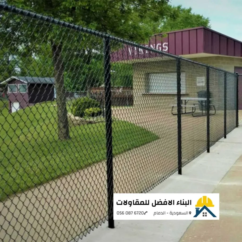 تركيب سور شبوك أسود مغطى بالبلاستيك لحماية الحدائق والمباني في الدمام.