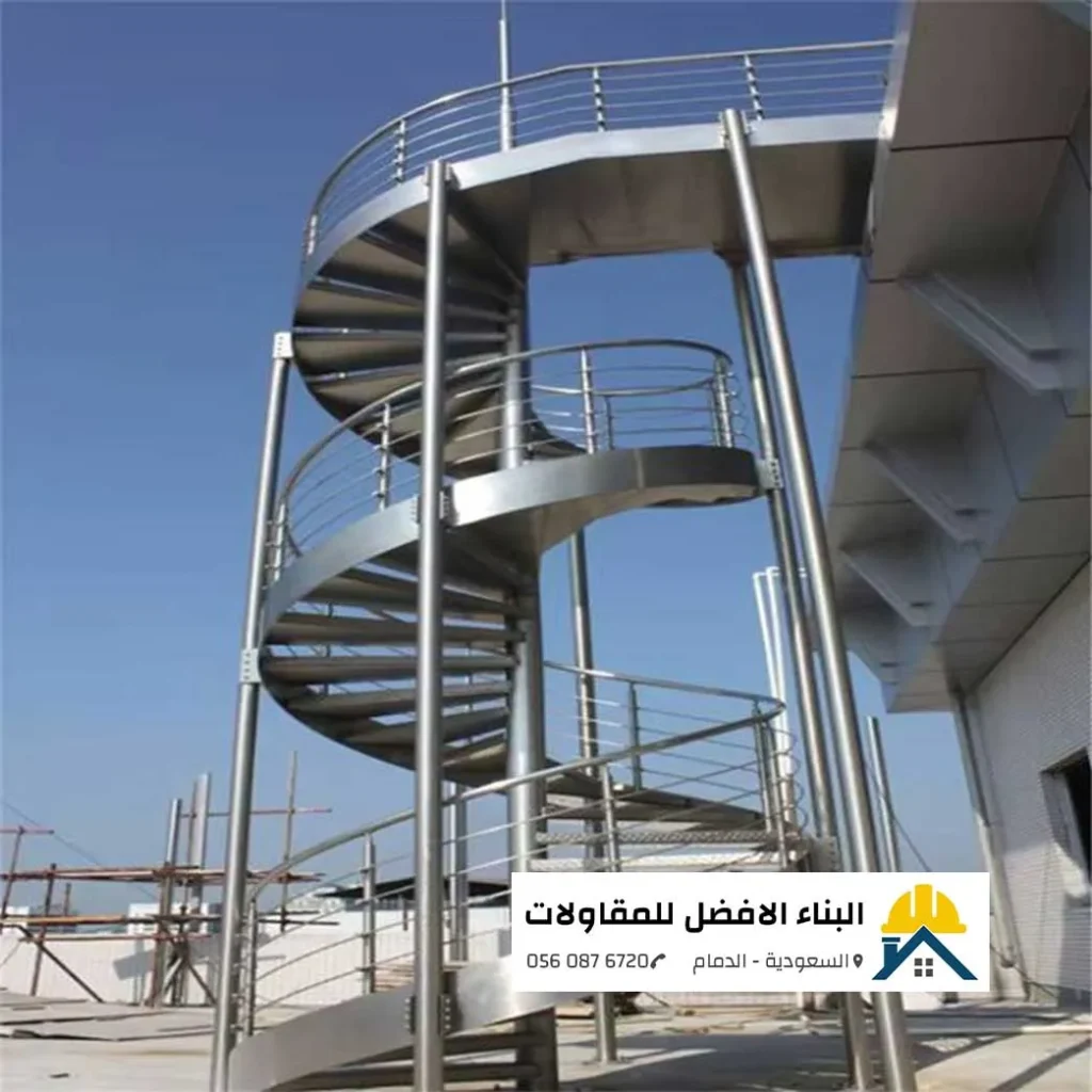 درج حديد حلزوني خارجي بتصميم دائري عصري ودرابزين معدني مثبت خارج مبنى بالدمام، تنفيذ مؤسسة البناء الأفضل للمقاولات.