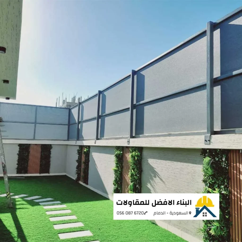 سواتر قماشية رمادية اللون مرتفعة على أسوار حديقة منزلية في الدمام، تنفيذ مؤسسة البناء الأفضل للمقاولات.