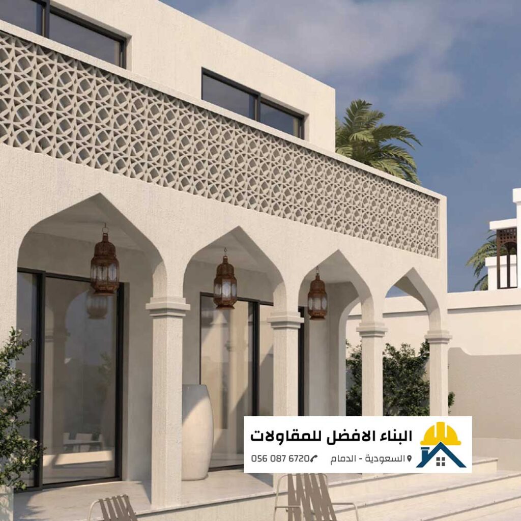 واجهة فيلا عصرية بلمسات معمارية إسلامية وأندلسية مدهونة بأصباغ خارجية باللون البيج الفاتح ذات ملمس محبب، تحتوي على أقواس وفواصل GRC مفرغة ومزخرفة مع فوانيس معلقة ونوافذ زجاجية، من تنفيذ مؤسسة البناء الأفضل للمقاولات بالدمام مع الشعار ورقم الاتصال 0560876720.
