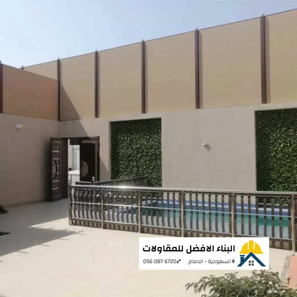 سواتر شرائح بيج مرتفعة مع أعمدة بنية اللون لتوفير الخصوصية حول مسبح منزلي في الدمام، تنفيذ مؤسسة البناء الأفضل للمقاولات.