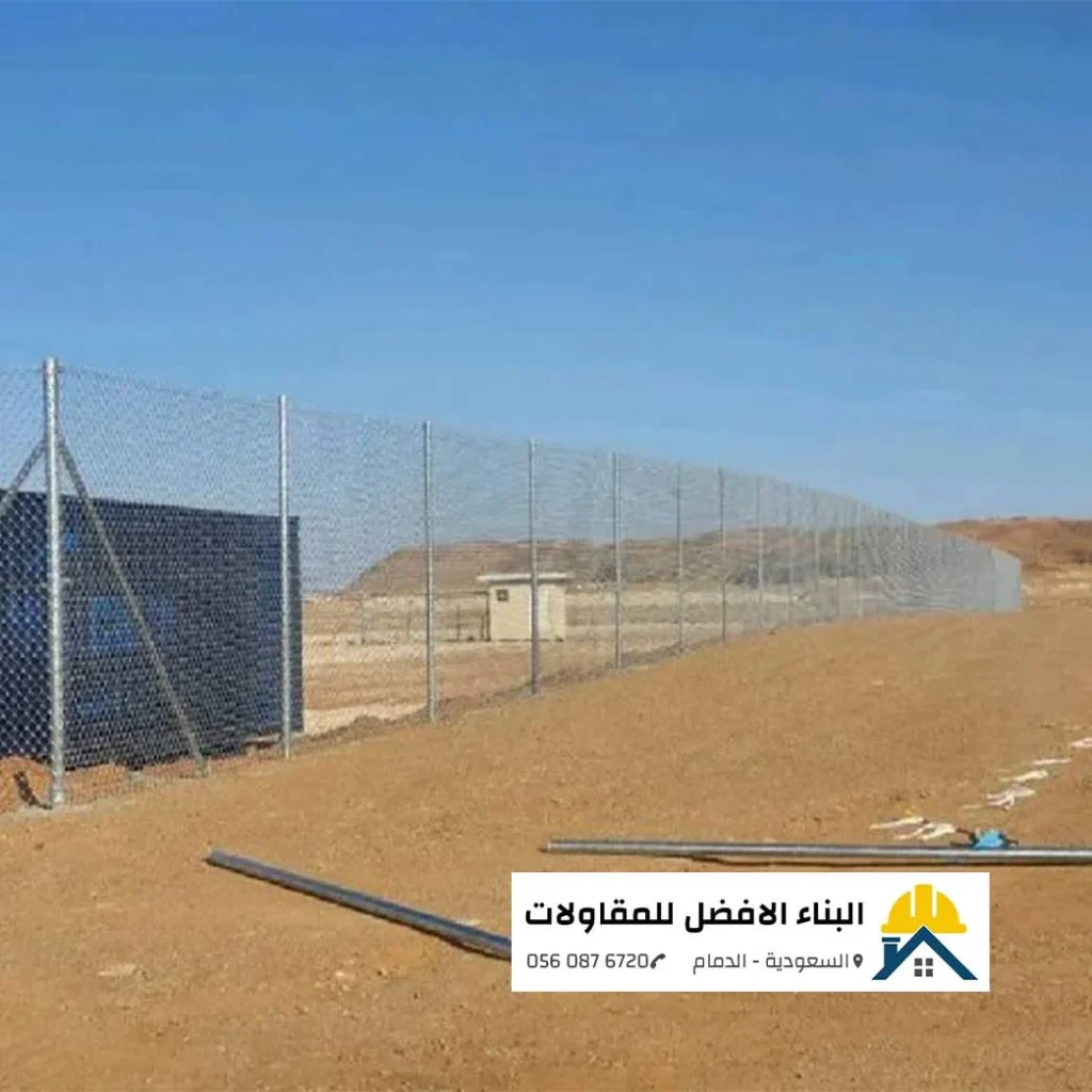 تركيب سور شبوك مجلفن طويل لتسوير وحماية أرض فضاء في الدمام.