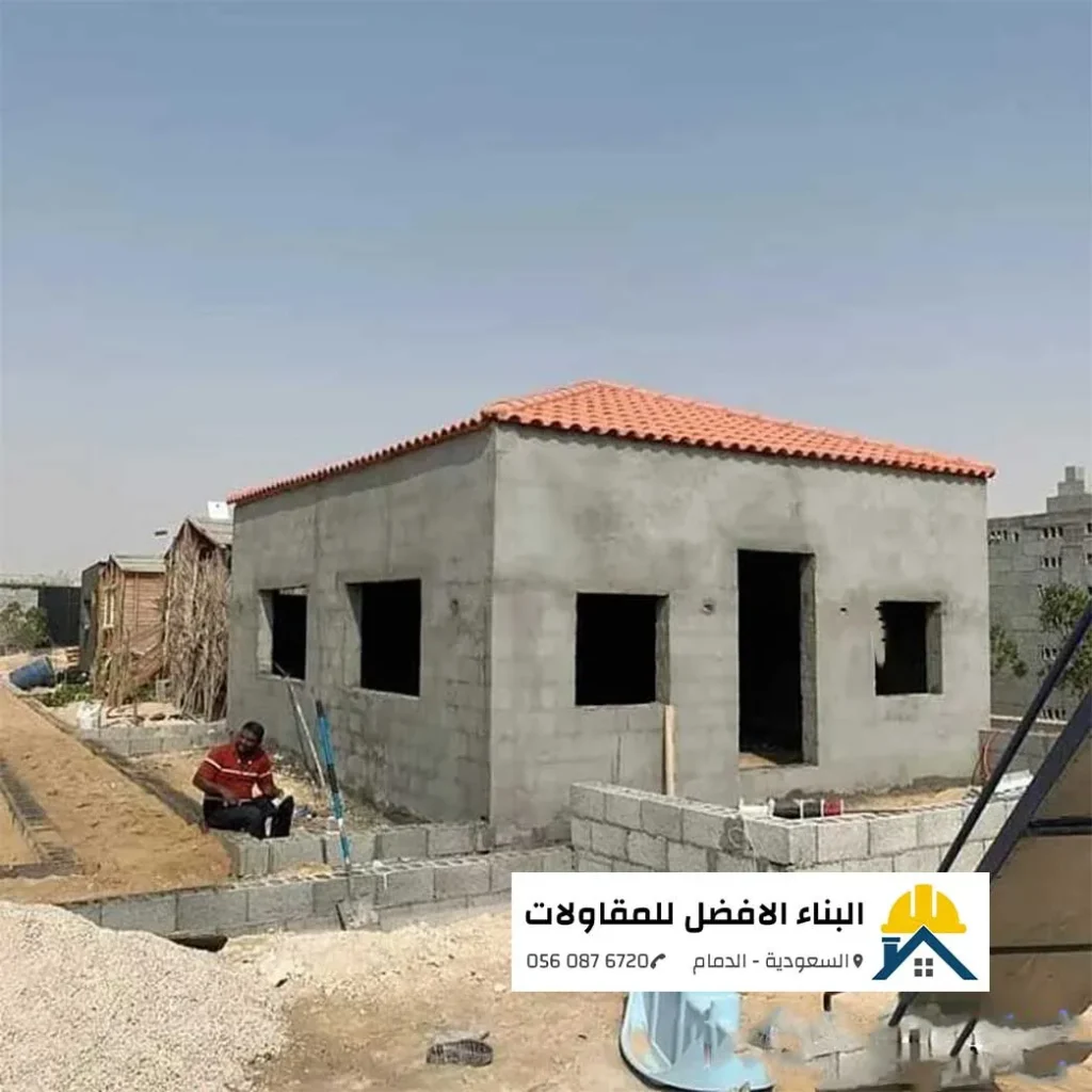 فريق عمل ميداني من مؤسسة البناء الأفضل للمقاولات أثناء تنفيذ مشروع بناء غرفة إضافية وملحق في مدينة الدمام.