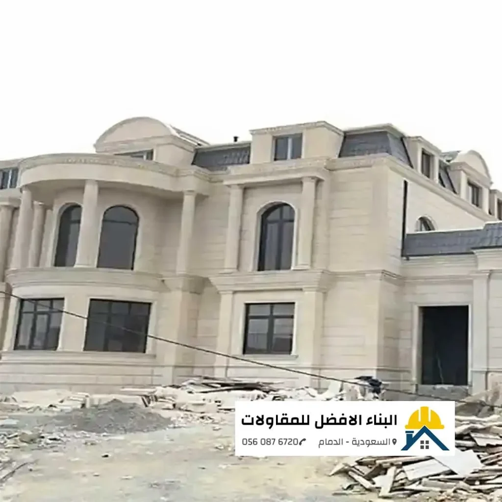 واجهة فيلا كلاسيكية فاخرة قيد الترميم وتجديد التشطيبات الخارجية في مدينة الدمام، تنفيذ مؤسسة البناء الأفضل للمقاولات.