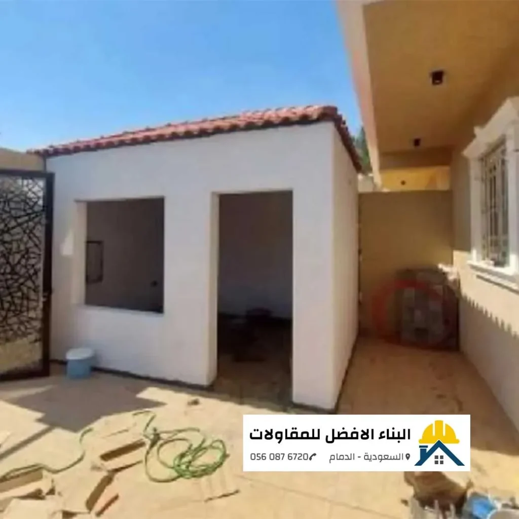 ملحق خارجي مشطب بدهان أبيض وسقف قرميد أحمر في الدمام، تم تنفيذه بواسطة مؤسسة البناء الأفضل للمقاولات.