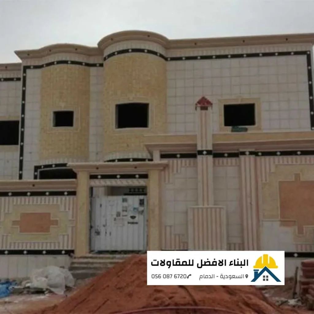 عملية ترميم وتجديد واجهة مبنى حجري في الدمام، تنفيذ مؤسسة البناء الأفضل للمقاولات.