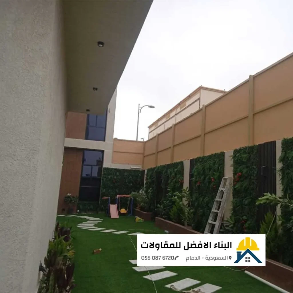 سواتر أسوار بيج اللون مرتفعة لتوفير الخصوصية في حديقة منزلية بالدمام، تنفيذ مؤسسة البناء الأفضل للمقاولات.