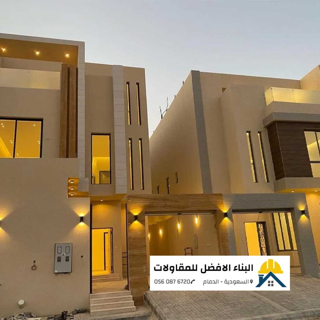 واجهة مبنى حديث مضاءة ليلاً في الدمام، تظهر تطبيق أصباغ خارجية متقنة من فريق البناء الأفضل.
