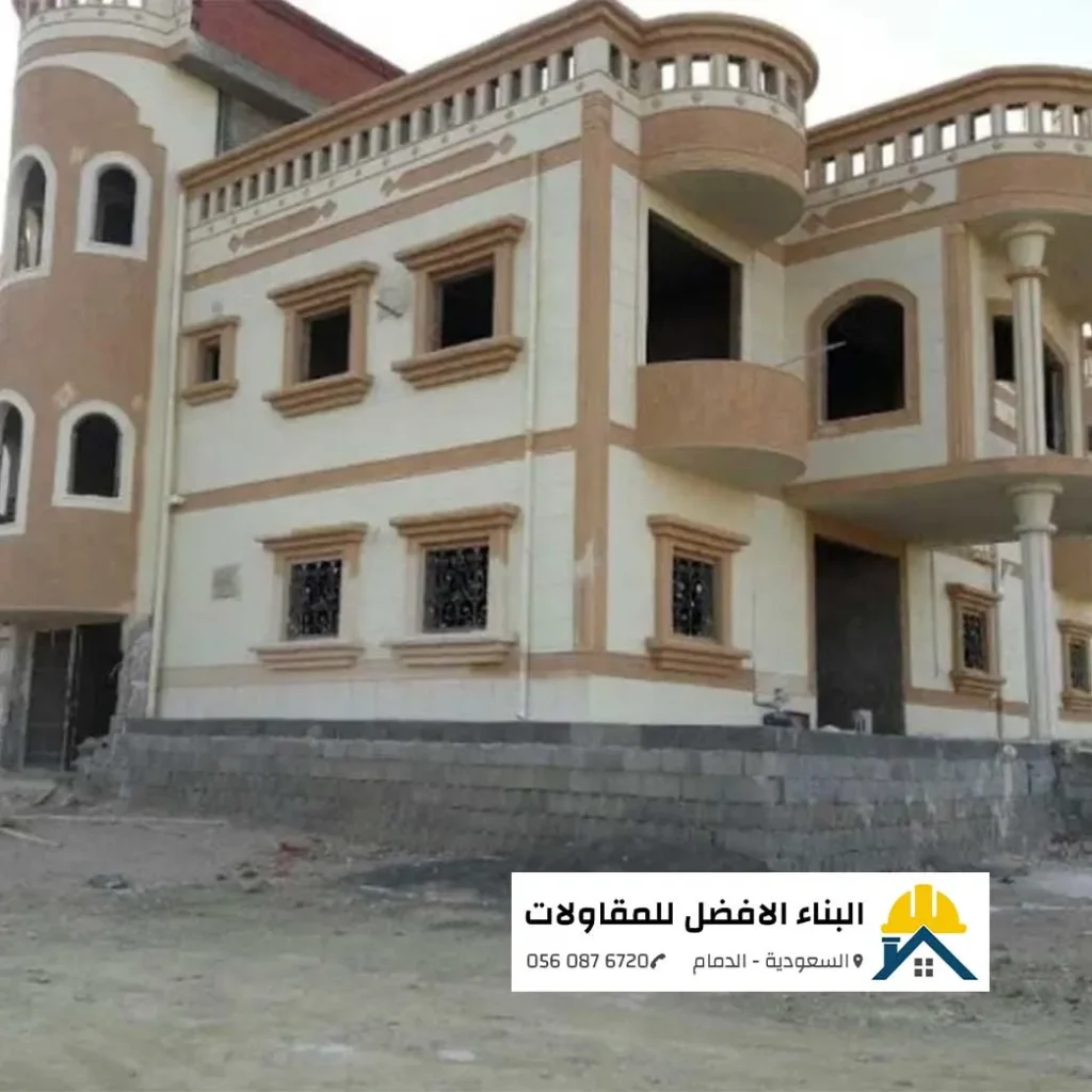 واجهة مبنى وفيلا كلاسيكية قيد الترميم وتجديد التشطيبات الخارجية في مدينة الدمام، تنفيذ مؤسسة البناء الأفضل للمقاولات.